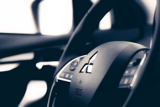 Mitsubishi Motors. Carro, Autom&oacute;vel, Logo, Interior. Volante de um ve&iacute;culo Mitsubishi Eclipse Cross modelo do ano de 2019.
