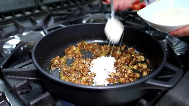 Echando arroz a un sofrito