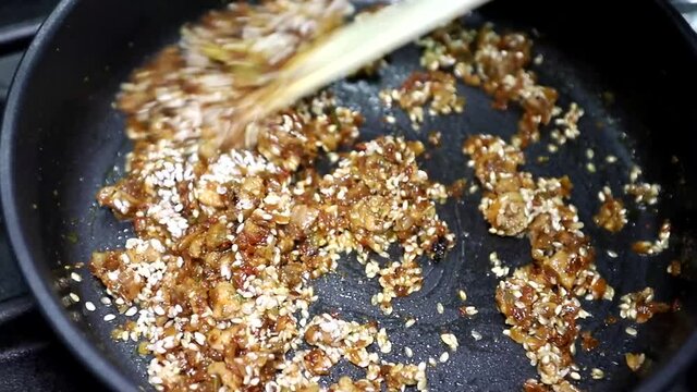 Cocinando una paella de arroz