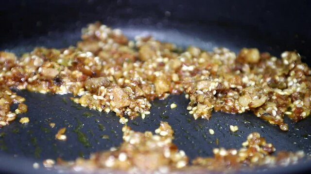 Cocinando el sofrito de una paella de arroz