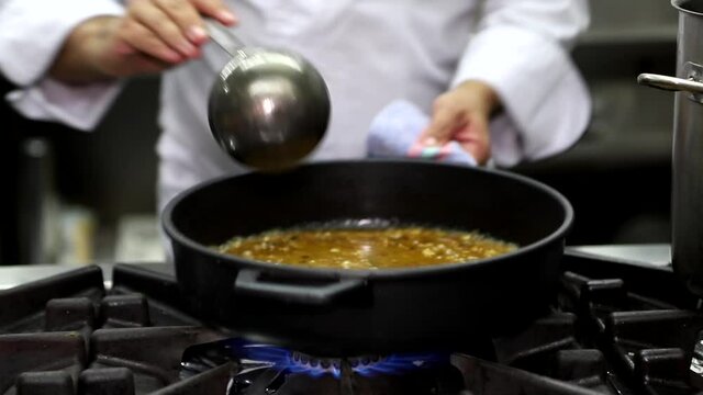 Cocinando una paella con caldo