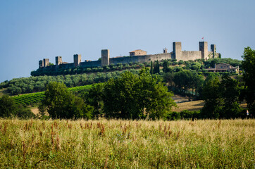 Fototapeta na wymiar Veduta di Monteriggioni borgo medievale lungo la Via Francigena