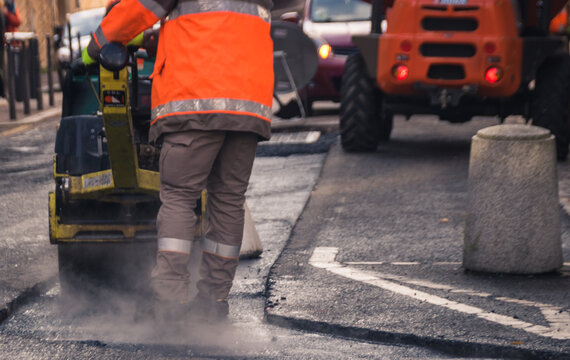 Travaux sur la chauss&eacute;e: des ouvriers en train de refaire le rev&ecirc;tement de la route, goudron et bitume remplac&eacute;s
