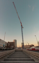 chantier de construction &agrave; la part-dieu &agrave; lyon, des grues au milieu des gratte-ciels