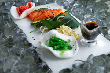 Salmon sashimi with vegetables and soy sauce