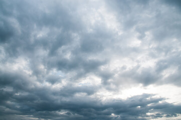 Szaro-niebieskie ponure burzowe chmury na niebie. 