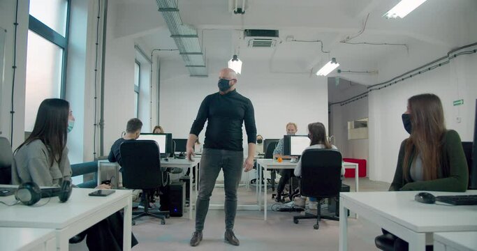 WS Office workers wearing face masks during pandemic