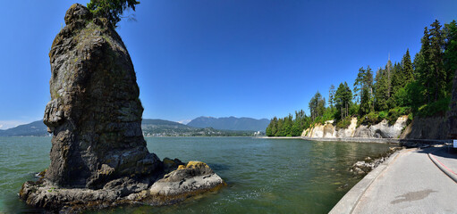 Siwash Rock, a famous rock outcropping in Vancouver - obrazy, fototapety, plakaty