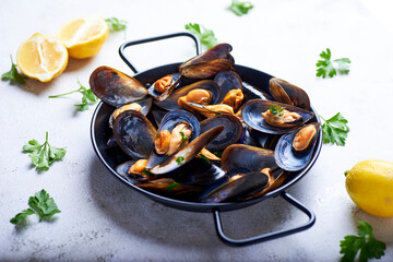 Mejillones al vapor sobre un fondo blanco, comida típica mediterránea.