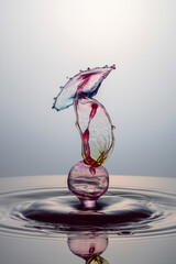 ein Wassertropfen trifft auf einen anderen Tropfen und bildet eine Abstrakte Form