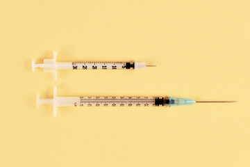 Size comparison between a 0,3 ml insulin syringe and a 1ml tuberculin syringe 