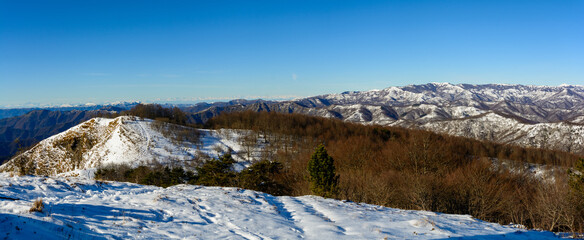 Cime innevate sull'Appennino Ligure (Vista dalla cima del Monte Caucaso, Liguria, Italia)
