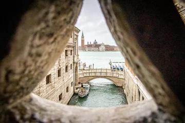 Cercles muraux Pont des Soupirs View through Bridge of Sighs over lagoon of Venice