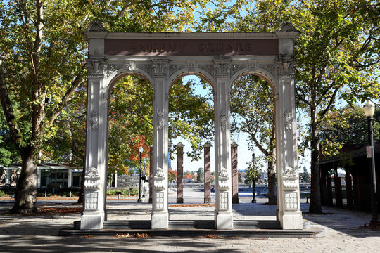 Portland, Oregon: Ankeny Square in downtown Portland