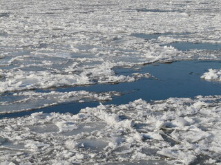 Obraz premium Flusswasser mit Eisschollen