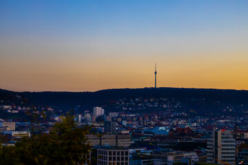 Stuttgarter Fernsehturm bei blau orangenen Sonnenuntergangslicht © Stefan Bayer