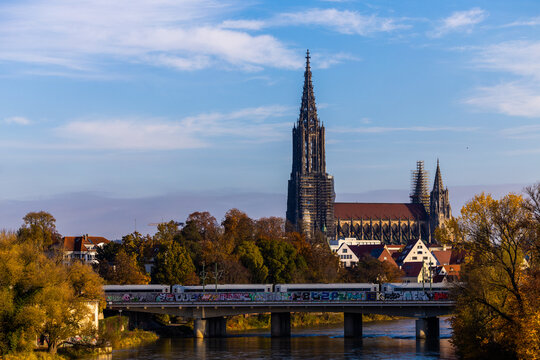 Blick auf das Ulmer Münster mit Brücke über die Donau