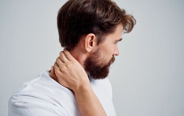Obraz premium neck pain spine man in t-shirt side view