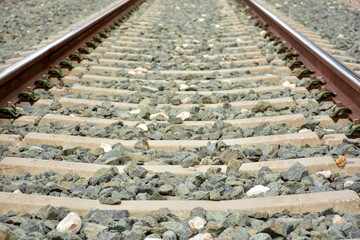 Vista de una vía y traviesas de un tren convencional