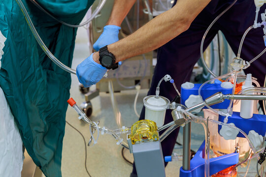 Artificial blood circulation apparatus on the intensive care unit cardiopulmonary bypass