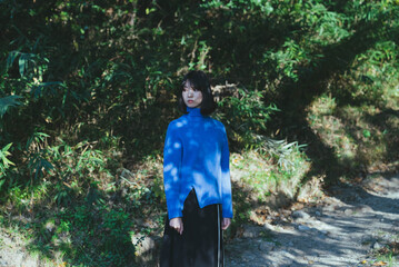 山道を散策する女性