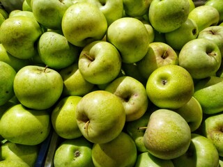 a bunch of apples