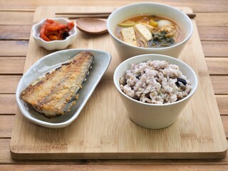 아시아 음식 생선구이, 밥, 된장국 
