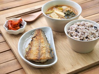 아시아 음식 생선구이, 밥, 된장국 
