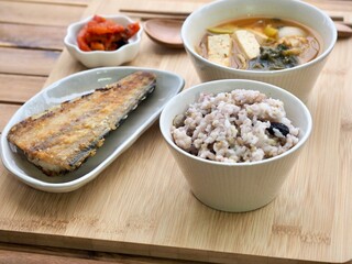 아시아 음식 생선구이, 밥, 된장국 
