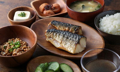 焼き鯖定食とヘルシーな和食