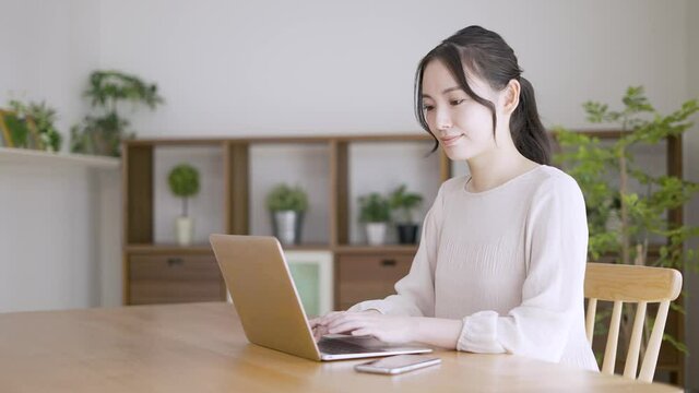 ラップトップを使う若い女性