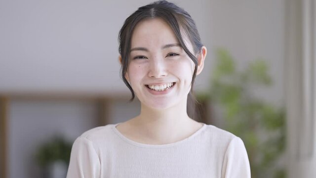 笑顔の若い女性