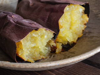 しっとり焼いた甘いサツマイモのクローズアップ。