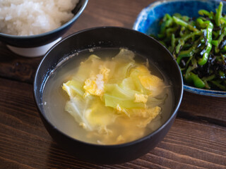 キャベツと溶き卵のスープがある和食。