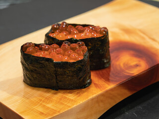 イクラの軍艦寿司のクローズアップ。