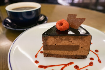 カフェで食べるベリーが乗ったチョコレートケーキ。