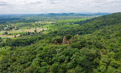 Obraz premium The wat Banan Temple ruins south of the city Battambang in Cambodia