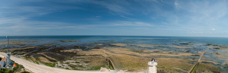 panoramique sur plage de l'île de Ré en été en France vu du phare