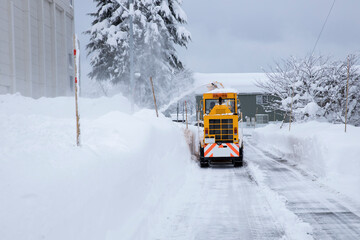 道路の除雪をするロータリ除雪車