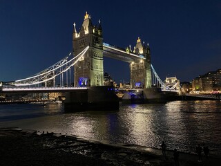 Fototapeta na wymiar A view of Tower Bridge in London at night