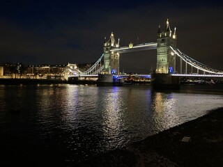 Obraz premium A view of Tower Bridge in London at night