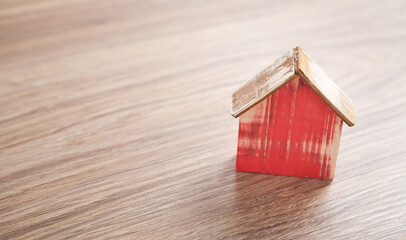 Obraz na płótnie Canvas Wooden house model on the wooden table.