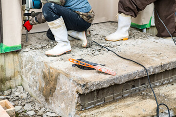 日本　玄関リフォームのはつり作業