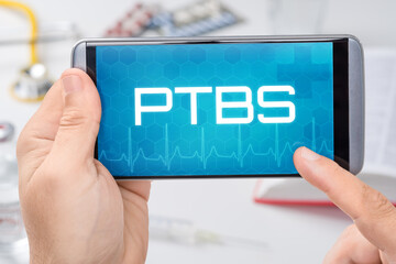 Smartphone mit dem Text PTBS auf dem Display