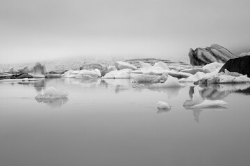 Jökulsárlón Island schwarz-weiß Graustufen Eis See Eisberge Gletscherlagune Gletscher...