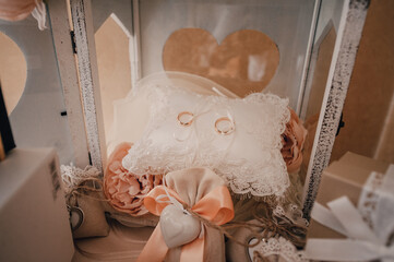 Anelli dorati  dentro una lanterna