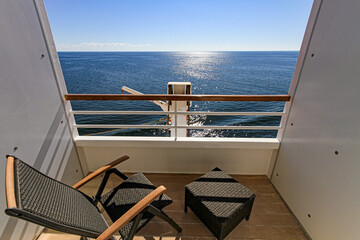 Blick vom eigenen Balkon auf einem Kreuzfahrtschiff auf's Meer