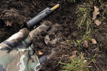 Stare monety i artefakty znalezione w glebie wykrywaczem metali.