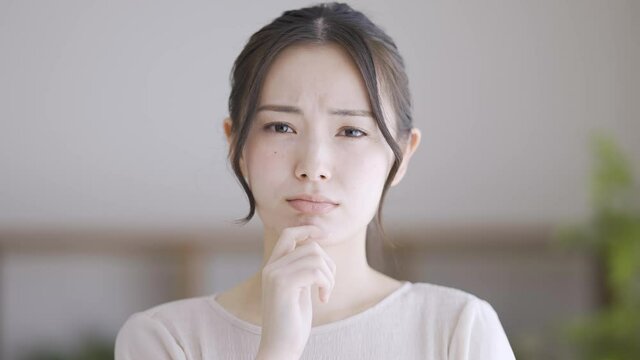 考えている若い女性