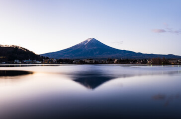 河口湖から眺める冬の富士山　朝景